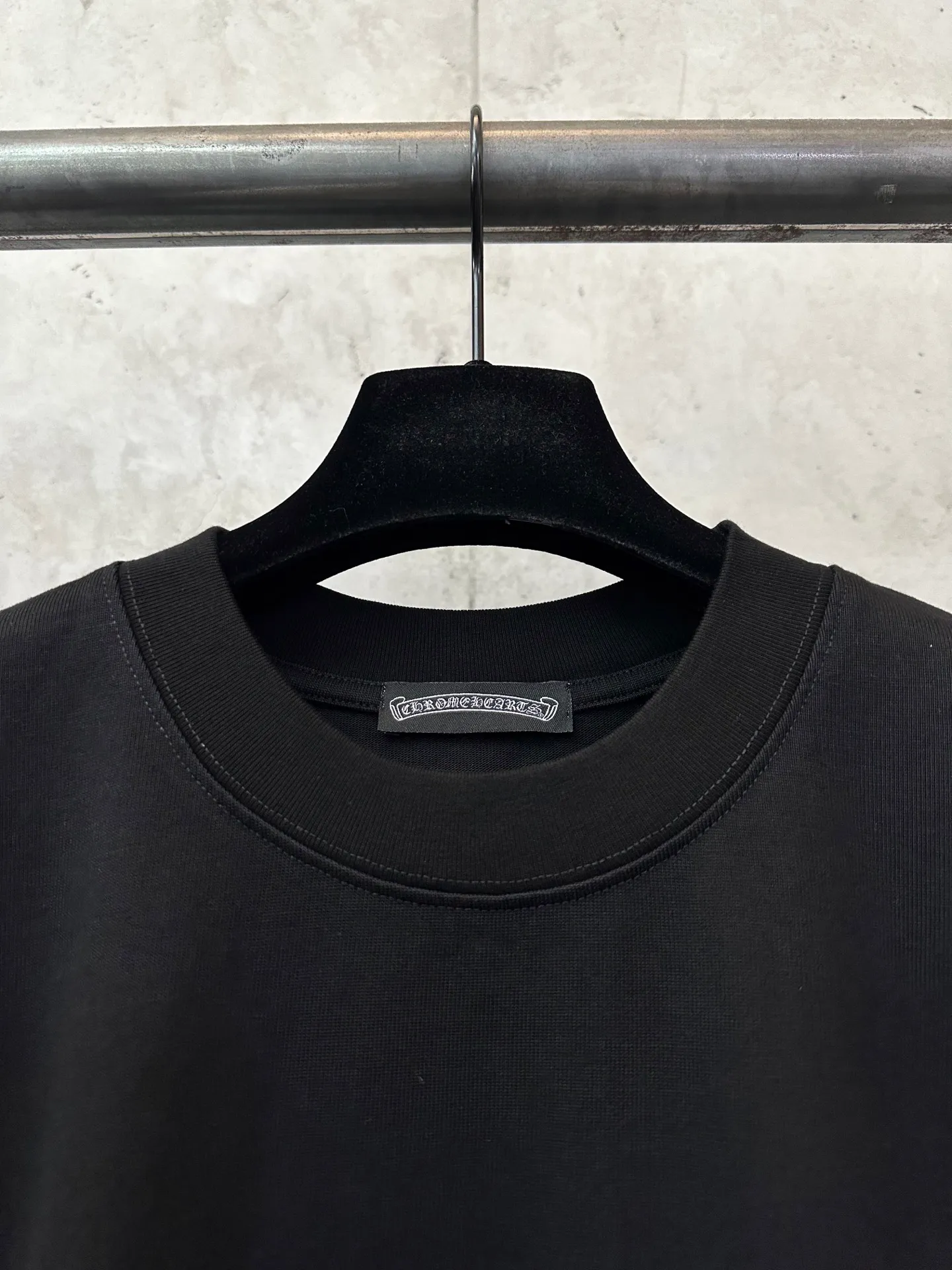 P270 Chrome Hearts 25ss classic Sanskrit gray letter round neck short-sleeved T-shirt. Fabric is high-definition and super heavy. Cotton double yarn compact Xinjiang cotton. Weight 400g. Paired with 2*2 Salona rib. 420g. Clean cloth. Clear texture. Tight feel. Stiff. High color fastness. No deformation. No discoloration. Customized hardware. Thread. Accessories. Alignment. Same style for men and women. -Color: Black White Gray -Size: XS S M L XL